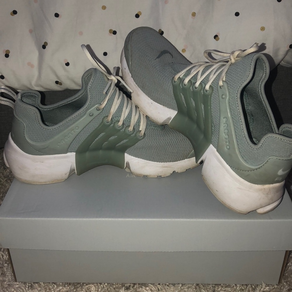 Women’s 8.5 greenish NIKE prestos